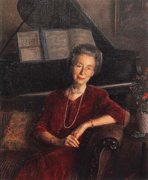 画一个女人坐在钢琴前的沙发上